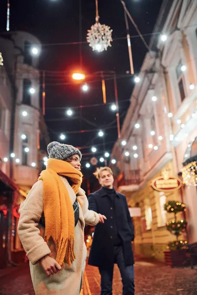 Coppia Hanno Una Passeggiata Insieme Sulla Strada Decorata Natale — Foto Stock
