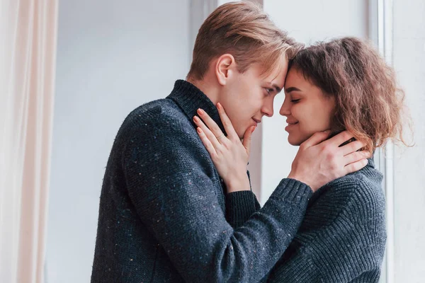 Jeune Couple Mignon Embrassant Intérieur Près Fenêtre — Photo