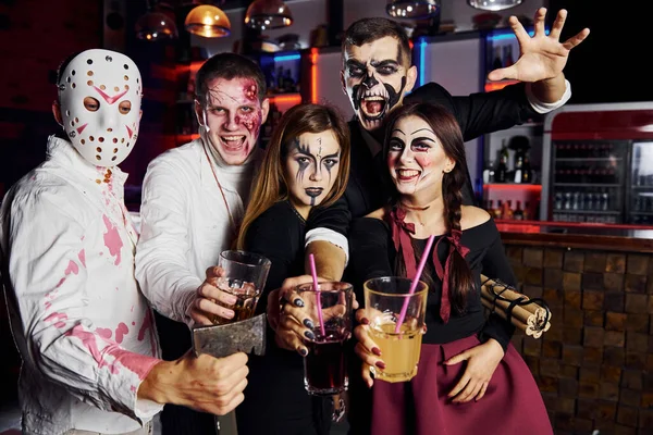 Posar Para Câmara Amigos Está Festa Halloween Temática Maquiagem Assustadora — Fotografia de Stock
