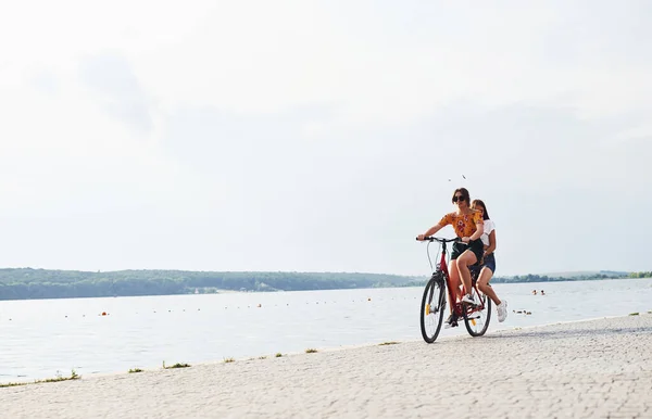 Twee Vriendinnen Fiets Hebben Plezier Aan Het Strand Bij Het — Stockfoto