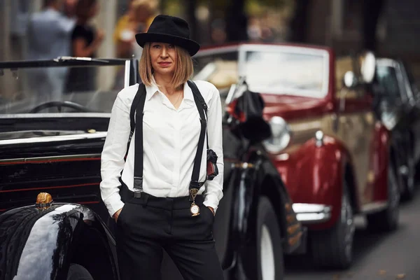 Mujer Rubia Sombrero Ropa Retro Negro Cerca Del Viejo Coche — Foto de Stock