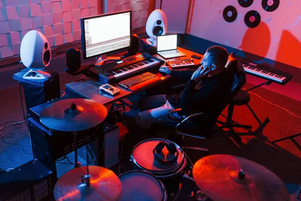 Inżynier Dźwięku Pracujący Miksujący Muzykę Pomieszczeniu Studiu Pobliżu Zestawu Perkusyjnego — Zdjęcie stockowe