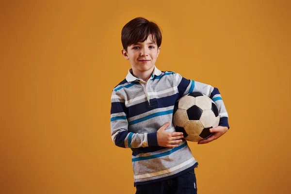 Porträt Eines Jungen Fußballers Mit Ball Ständer Vor Gelbem Hintergrund — Stockfoto