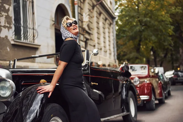 Mujer Rubia Gafas Sol Vestido Negro Apoyado Viejo Coche Clásico — Foto de Stock