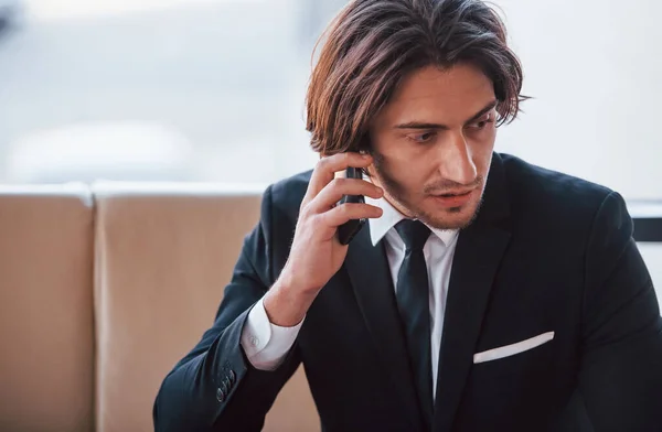 Retrato Joven Hombre Negocios Guapo Traje Negro Corbata Sienta Tiene —  Fotos de Stock