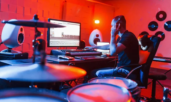 Jovem Engenheiro Som Trabalhando Misturando Música Dentro Casa Estúdio — Fotografia de Stock