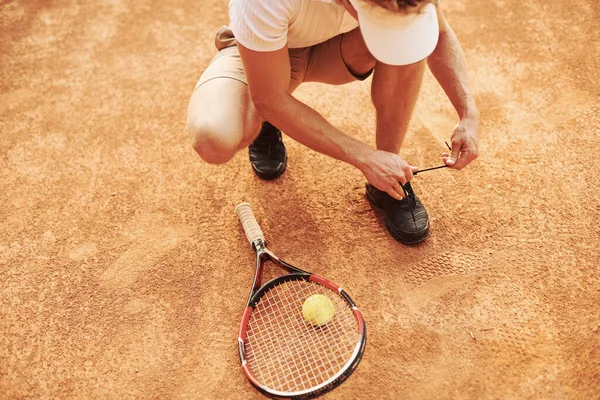 Voorbereiden Jonge Tennisser Sportieve Kleding Het Veld Buiten — Stockfoto