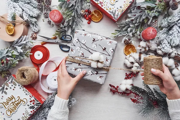 Mädchen Machen Geschenk Box Blick Von Oben Auf Weihnachtliche Festumrahmung — Stockfoto