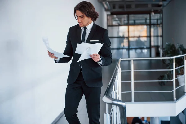 Retrato Joven Hombre Negocios Guapo Traje Negro Corbata Que Lee —  Fotos de Stock