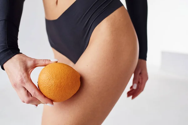 Närbild Sportig Kvinna Stående Med Orange Ateljén — Stockfoto