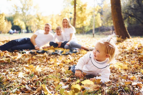 Vrolijke Jonge Familie Liggend Grond Hebben Een Rust Een Herfst — Stockfoto