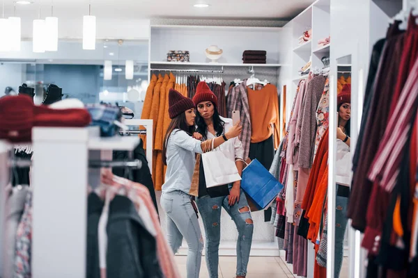 Busco Ropa Abrigo Dos Mujeres Jóvenes Tienen Día Compras Juntas — Foto de Stock