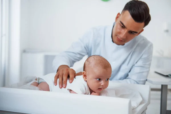 Piccolo Bambino Sdraiato Sul Tavolo Giovane Pediatra Clinica Giorno — Foto Stock