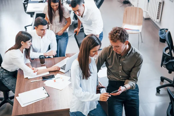 Jóvenes Empresarios Que Trabajan Juntos Oficina Moderna — Foto de Stock