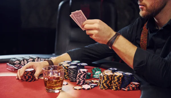 Элегантный Молодой Человек Сидит Казино Играет Покер — стоковое фото