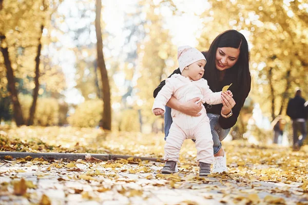 Moeder Casual Kleding Met Haar Kind Het Prachtige Herfst Park — Stockfoto