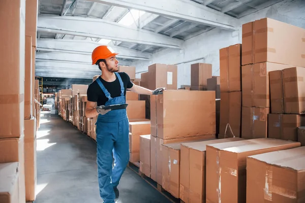 Trabalhador Armazenamento Uniforme Bloco Notas Mãos Verifica Produção — Fotografia de Stock