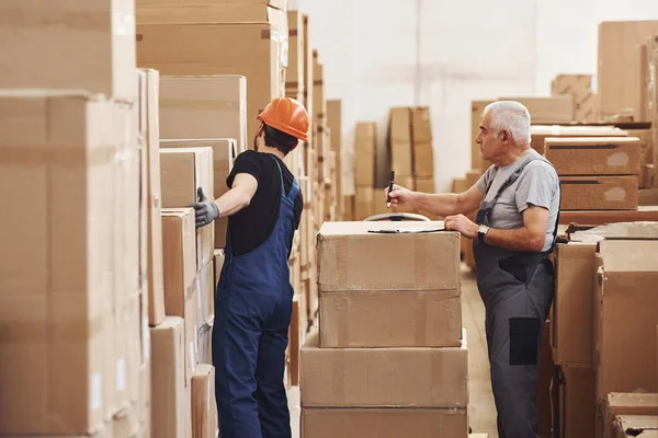 Young Senior Storage Workers Uniform Works Together Warehouse — Stockfoto