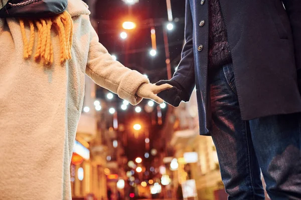 Genç Çiftin Noel Süslemeli Caddelerdeki Sıcak Kıyafetlerini Yakından Izleyin — Stok fotoğraf