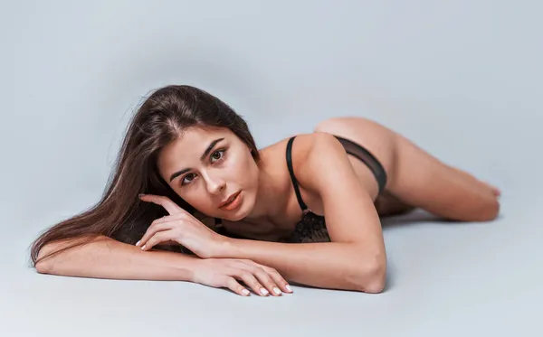 Sexy Žena Černošky Prádlo Ležící Studiu Podlaze — Stock fotografie