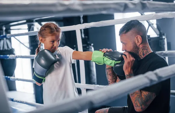 Lutar Uns Com Outros Ringue Boxe Jovem Tatuado Treinador Boxe — Fotografia de Stock