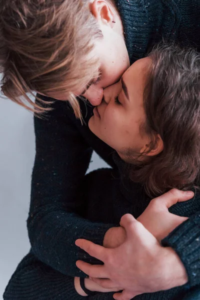 Pasangan Muda Yang Manis Mencium Satu Sama Lain Dalam Ruangan — Stok Foto