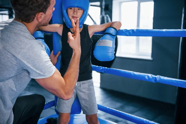 Joven Entrenador Boxeo Está Ayudando Niño Pequeño Ropa Protectora Ring —  Fotos de Stock