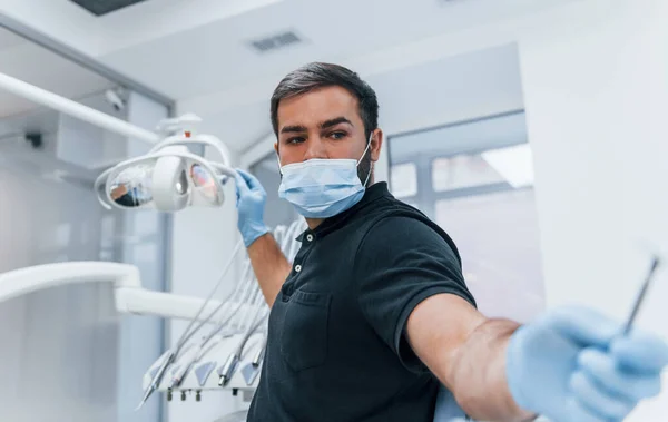 Porträt Des Zahnarztes Handschuhen Die Der Klinik Stehen — Stockfoto