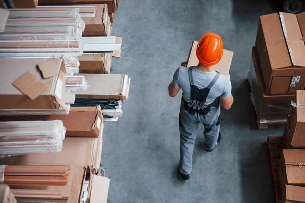 Bovenaanzicht Van Mannelijke Werknemer Magazijn Met Box Handen — Stockfoto