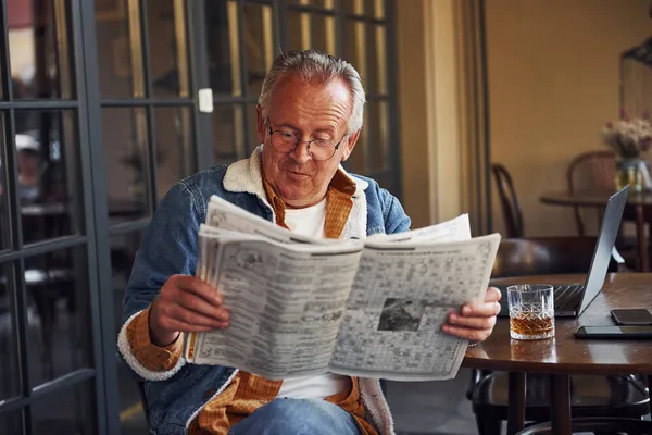 Sénior Elegante Roupas Moda Óculos Senta Café Jornal — Fotografia de Stock