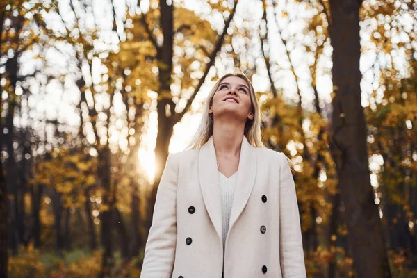 Portrait Young Brunette Have Fun Autumn Forest Daytime — Stock Photo, Image