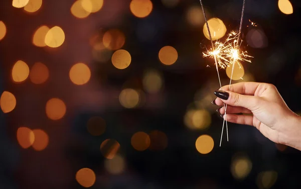 Close Vista Mão Mulher Com Sparkler Dentro Casa Feriados Natal — Fotografia de Stock