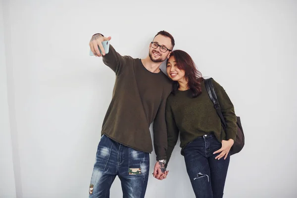 Alegre Pareja Multiétnica Ropa Casual Haciendo Selfie Interior Del Estudio —  Fotos de Stock