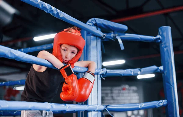 Menino Cansado Equipamentos Proteção Apoiados Nos Nós Anel Boxe — Fotografia de Stock