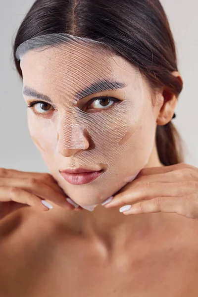 Frauenporträt Atelier Vor Weißem Hintergrund Mit Schönheitsmaske Gesicht — Stockfoto