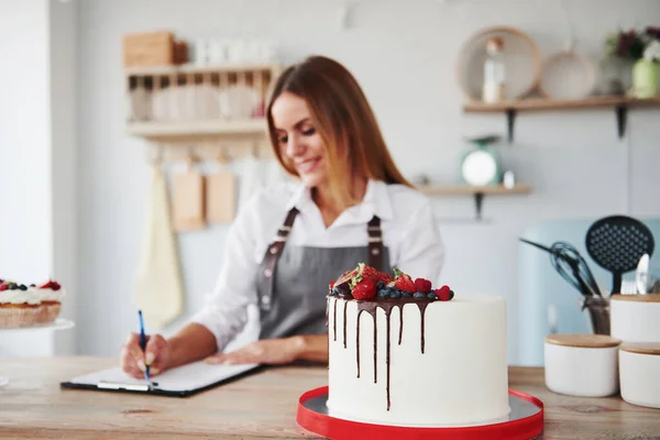 Donna Con Blocco Note Trova Chiuso Cucina Con Biscotti Sul — Foto Stock