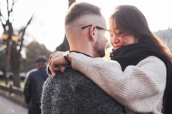 Alegre Pareja Multirracial Abrazándose Aire Libre Ciudad Asiática Chica Con — Foto de Stock