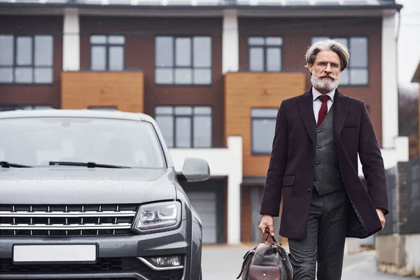 Hombre Mayor Moda Con Pelo Gris Barba Caminando Aire Libre — Foto de Stock