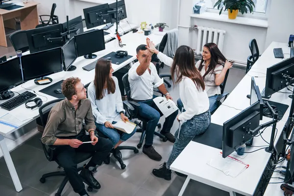 Pessoas Conversando Trabalhando Juntas Escritório Moderno Perto Computadores — Fotografia de Stock