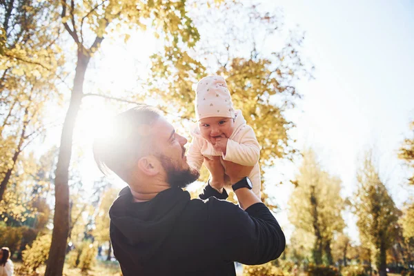 Bonita Luz Solar Padre Ropa Casual Con Hijo Está Hermoso —  Fotos de Stock