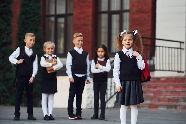 Skupina Dětí Školní Uniformě Pózuje Kameru Venku Společně Blízkosti Budovy — Stock fotografie