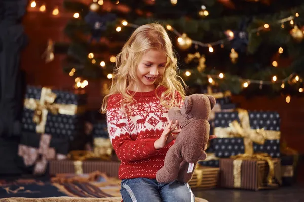 Schattig Klein Meisje Rode Feestelijke Trui Met Teddybeer Binnen Viert — Stockfoto