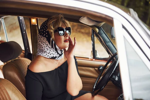 선글라스를 드레스를 금발의 고전적 자동차 — 스톡 사진