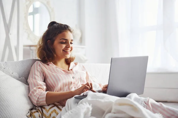 Schattig Meisje Liggend Het Bed Met Laptop Slaapkamer Haar Weekend — Stockfoto