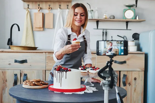 Una Donna Deliziosi Dolci Torte Processo Registrazione Tramite Smartphone Treppiede — Foto Stock