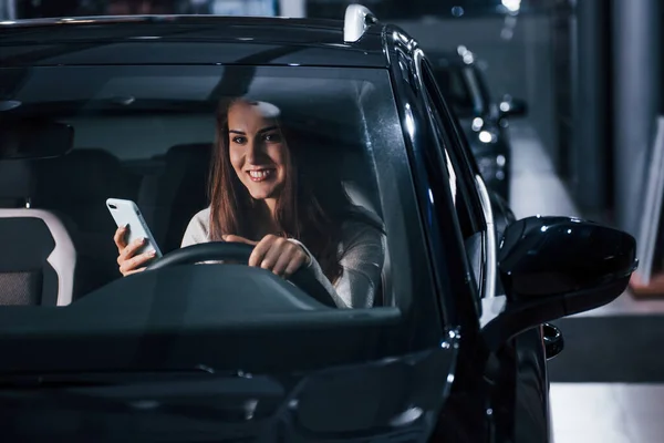 Ung Kvinna Inne Helt Modern Bil Med Telefon — Stockfoto