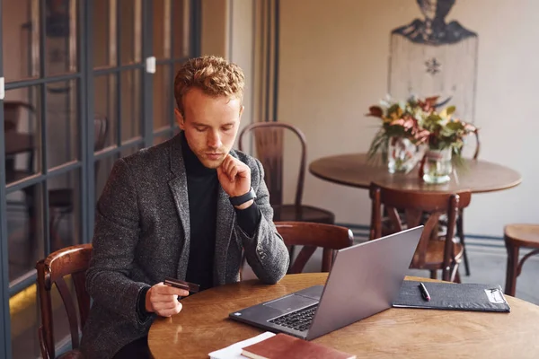 Elegante Giovane Ragazzo Abito Formale Siede Caffè Con Suo Computer — Foto Stock