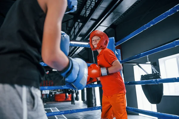 Dois Meninos Equipamentos Proteção Têm Sparring Luta Ringue Boxe — Fotografia de Stock