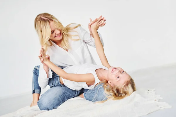 Volksnähe Mutter Mit Ihrer Tochter Zusammen Studio Mit Weißem Hintergrund — Stockfoto