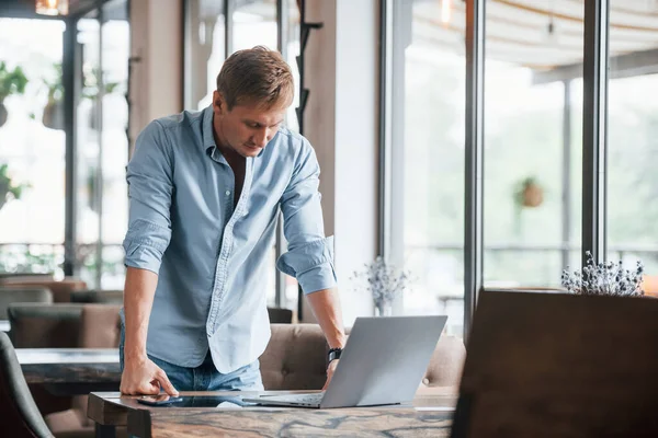 Vooraanzicht Van Man Die Een Modern Café Met Zijn Laptop — Stockfoto